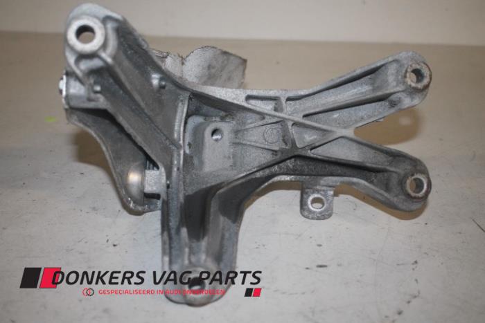 Engine mount from a Audi A4 (B8) 2.0 TDI 16V 2012