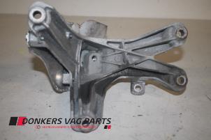 Engine mount from a Audi A4 (B8) 2.0 TDI 16V 2012