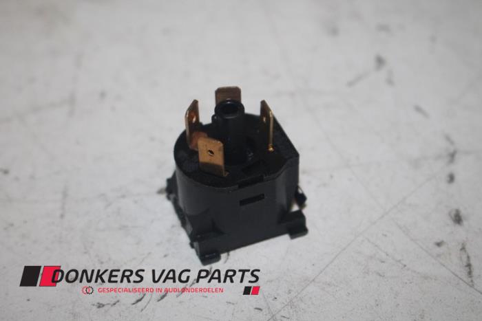 Nuevos Interruptor Audi 80 Precio € 12,50 IVA incluido ofrecido por Donkers VAG Parts