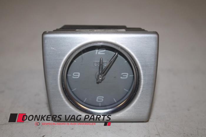 Używane Zegar Audi S8 (D4) 4.0 V8 TFSI 32V Cena € 35,00 Procedura marży oferowane przez Donkers VAG Parts