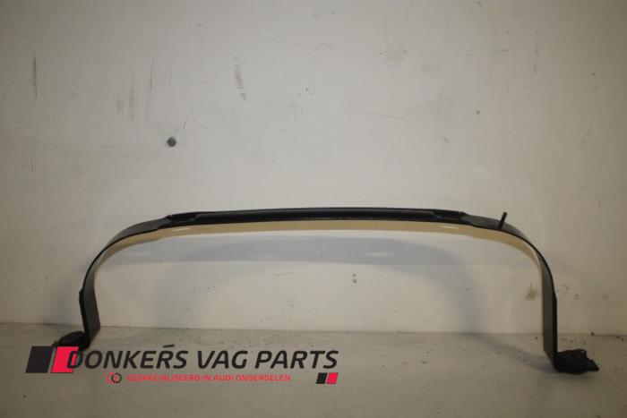 Fuel tank mounting bracket
