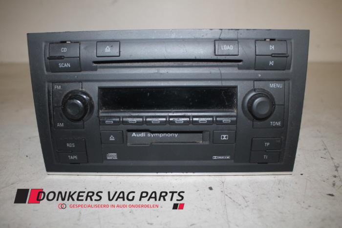 Używane Radio Audi A4 Cabriolet (B6) 3.0 V6 30V Cena € 75,00 Procedura marży oferowane przez Donkers VAG Parts