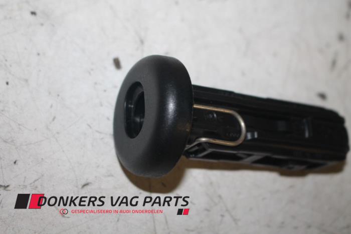 Używane Zaglówek Audi A4 Cena € 3,00 Procedura marży oferowane przez Donkers VAG Parts
