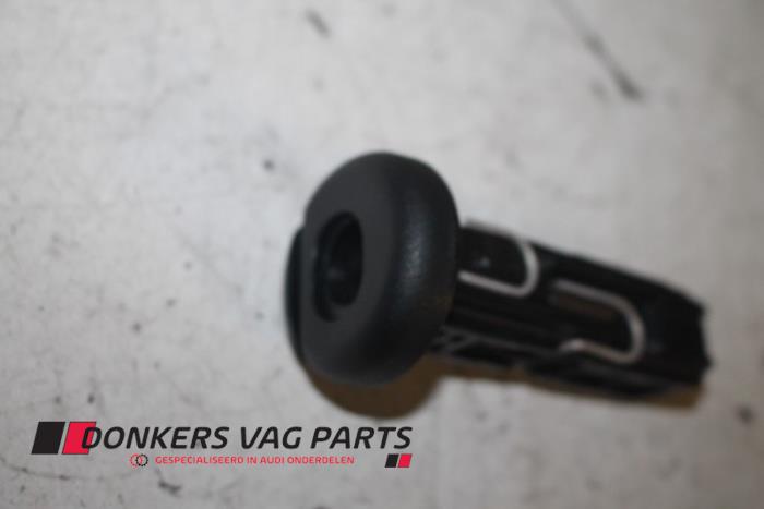 Używane Zaglówek Audi A4 Cena € 6,00 Procedura marży oferowane przez Donkers VAG Parts
