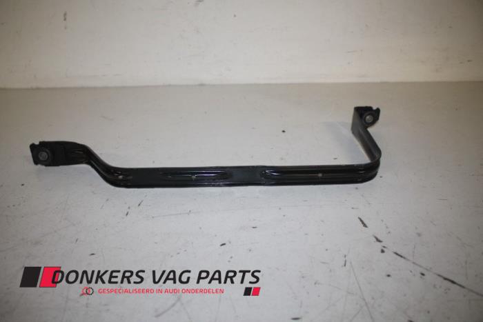 Fuel tank mounting bracket
