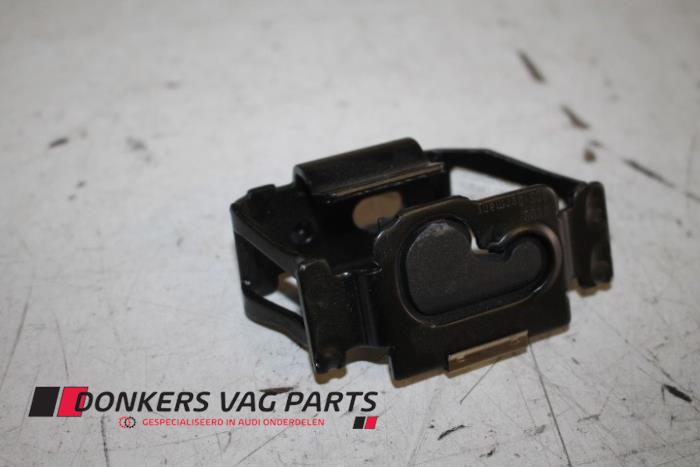 Cargo net fixing mount