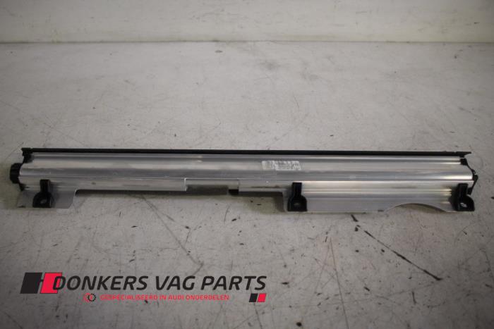 Używane Roleta prawa Audi S8 (D4) 4.0 V8 TFSI 32V Cena € 150,00 Z VAT oferowane przez Donkers VAG Parts