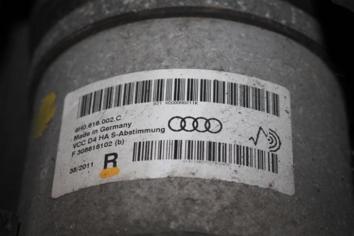Amortiguador derecha detrás de un Audi S8 2013
