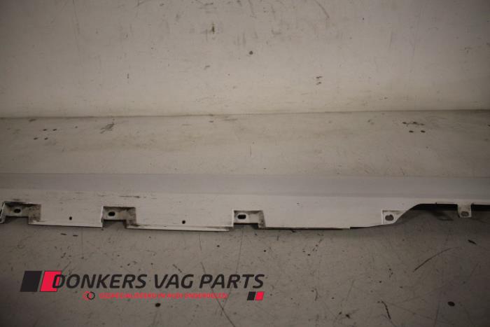 Używane Próg lewy Audi A8 Cena € 75,00 Procedura marży oferowane przez Donkers VAG Parts