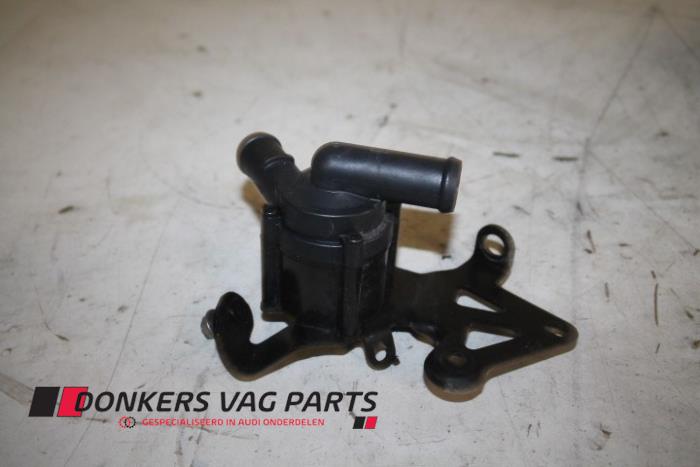 Begagnade Extra vattenpump Audi S8 (D4) 4.0 V8 TFSI 32V Pris € 100,00 Marginaltabell erbjuds av Donkers VAG Parts
