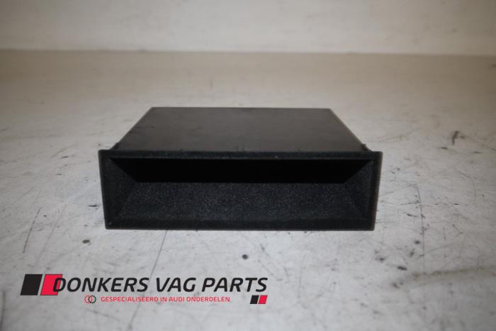 Używane Schowek Audi SQ5 (8RB) 3.0 TDI V6 24V Cena € 8,00 Procedura marży oferowane przez Donkers VAG Parts
