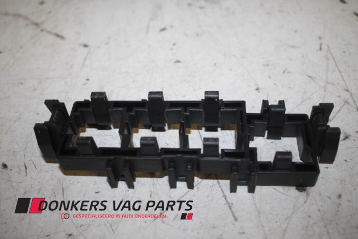 Używane Przekaznik uchwytu Audi A8 Cena € 3,00 Procedura marży oferowane przez Donkers VAG Parts