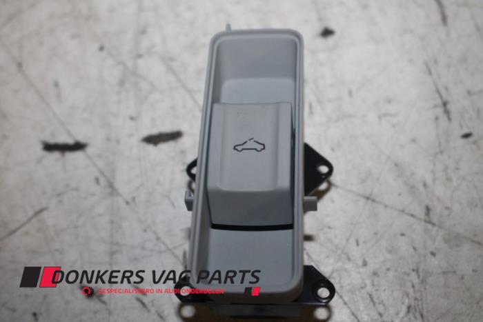 Używane Przelacznik szyberdachu Audi A4 Cena € 15,00 Procedura marży oferowane przez Donkers VAG Parts