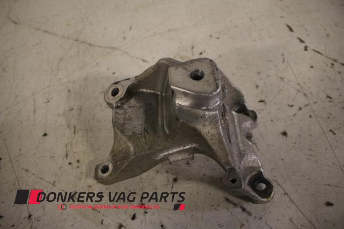 Usagé Support moteur Audi S8 (D3) 5.2 V10 40V Prix € 20,00 Règlement à la marge proposé par Donkers VAG Parts