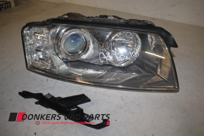 Używane Reflektor prawy Audi A8 Cena € 50,00 Procedura marży oferowane przez Donkers VAG Parts