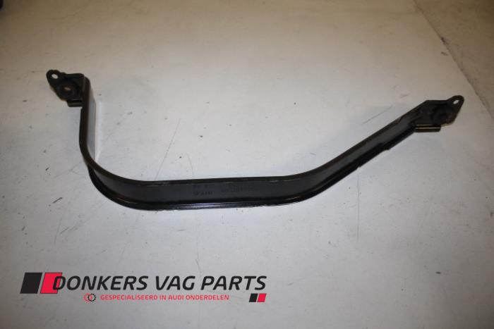 Fuel tank mounting bracket