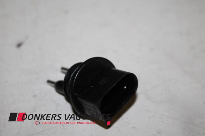 Windshield washer fluid level sensor
