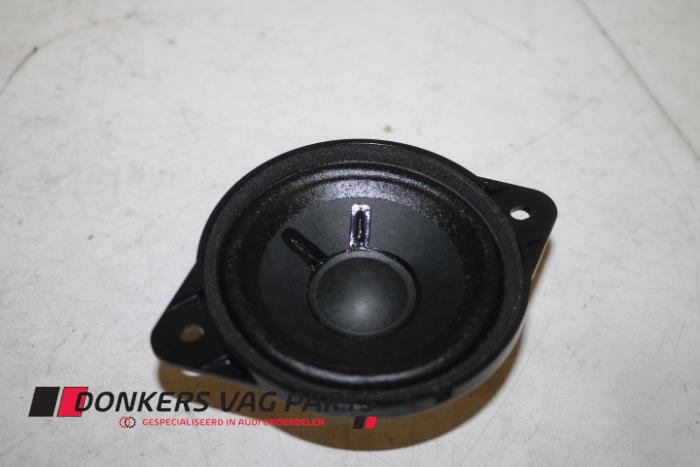 Parcel shelf speaker