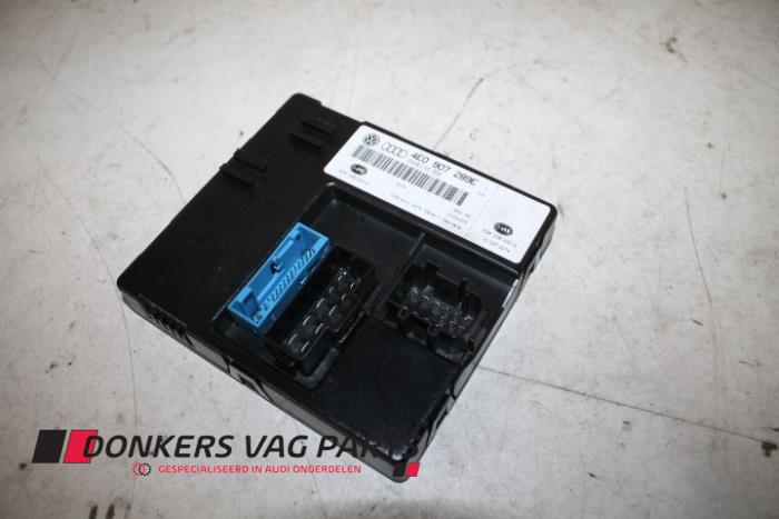 Używane Modul Comfort Audi A8 (D3) 3.0 TDI V6 24V Quattro Cena € 35,00 Procedura marży oferowane przez Donkers VAG Parts