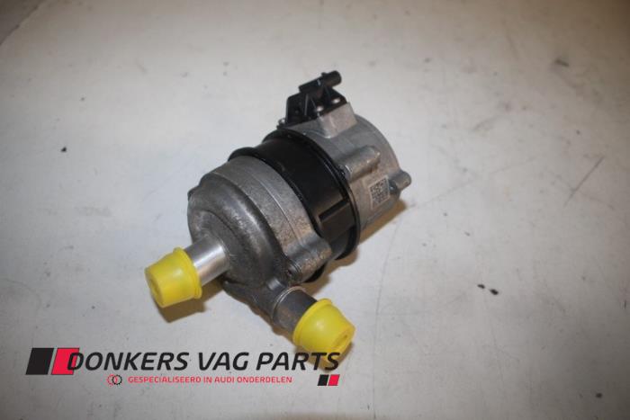 Usagé Pompe à eau Audi A5 (8T3) 2.0 TDI 16V Quattro Prix € 48,40 Prix TTC proposé par Donkers VAG Parts