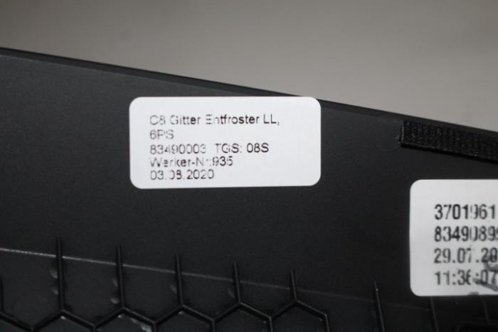 Speaker cap from a Audi A6 (C8) 2.0 16V 50 TFSI E Mild hybrid Quattro 2021