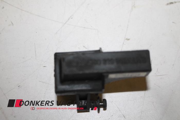 Używane Antena (rózne) Audi A4 Avant (B7) 3.0 TDI V6 24V Quattro Cena € 8,00 Procedura marży oferowane przez Donkers VAG Parts