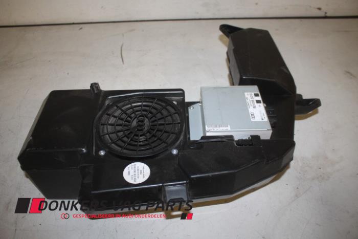 Używane Subwoofer Audi A4 Avant (B7) 2.0 TDI 16V Cena € 50,00 Procedura marży oferowane przez Donkers VAG Parts