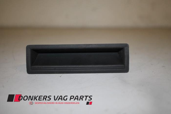 Nowe Uchwyt tylnej klapy Audi A8 Cena € 52,83 Z VAT oferowane przez Donkers VAG Parts