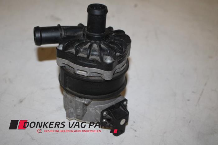 Pompe à eau d'un Audi A6 (C7) 2.0 T FSI 16V Hybrid 2012