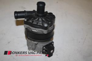 Pompe à eau d'un Audi A6 (C7) 2.0 T FSI 16V Hybrid 2012