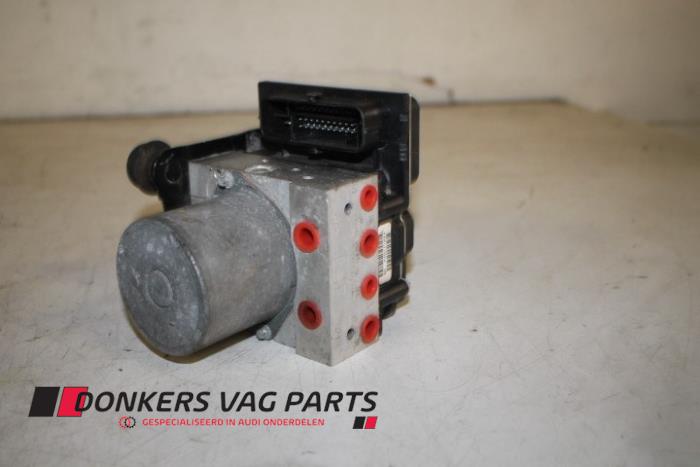 Begagnade ABS-pump Audi A4 (B8) 2.0 TDI 16V Pris € 275,00 Marginaltabell erbjuds av Donkers VAG Parts