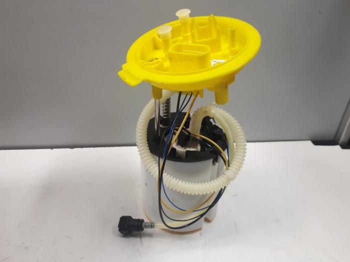 Electric fuel pump from a Audi S4 (B7) 4.2 V8 40_