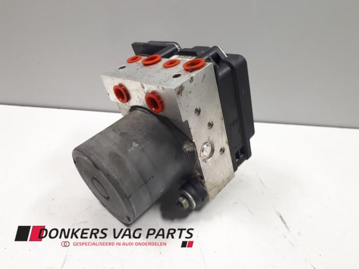 Usagé Bloc ABS Audi A4 Avant (B7) 3.0 TDI V6 24V Quattro Prix € 55,00 Règlement à la marge proposé par Donkers VAG Parts
