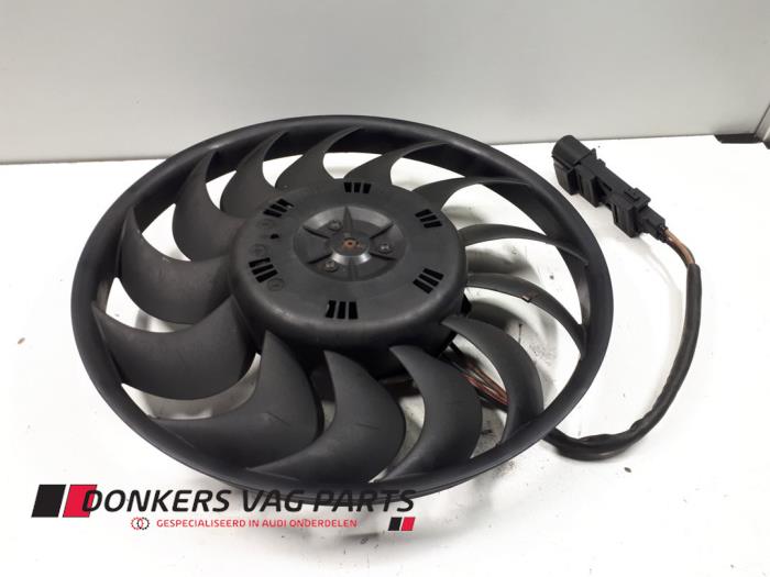 Używane Silnik wentylatora Audi A4 Avant (B7) 3.0 TDI V6 24V Quattro Cena € 75,00 Procedura marży oferowane przez Donkers VAG Parts