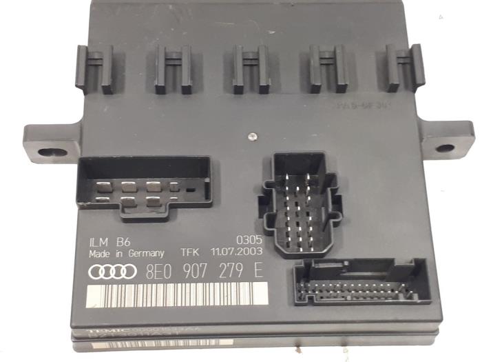 Body control computer from a Audi A4 Cabriolet (B6) 1.8 T 20V 2003