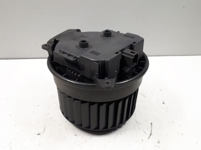 Heating and ventilation fan motor from a Audi A6 (C7) 2.0 TDI 16V 2015