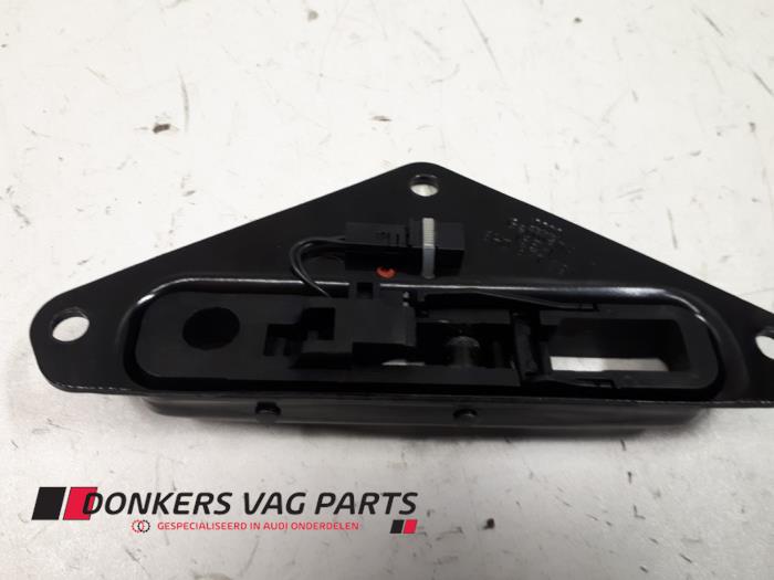 Używane Blokada dachu cabrio Audi A4 Cabrio (B7) 2.0 TFSI 20V Cena € 25,00 Procedura marży oferowane przez Donkers VAG Parts