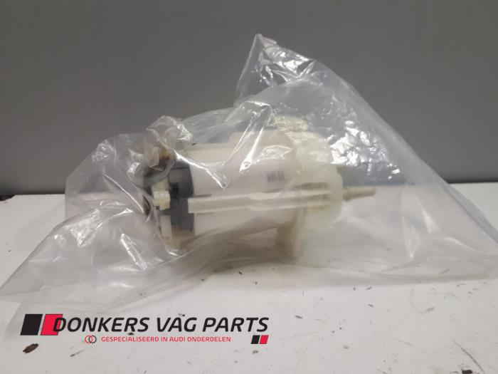Usagé Pompe essence Audi A8 (D4) 4.0 V8 32V TFSI Quattro Prix € 150,00 Règlement à la marge proposé par Donkers VAG Parts