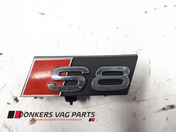 Używane Emblemat Audi S8 (D4) Cena € 15,00 Procedura marży oferowane przez Donkers VAG Parts