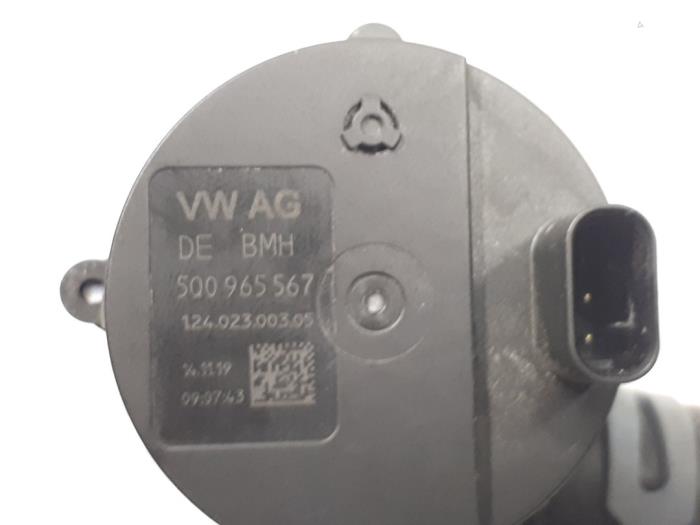 Water pump from a Volkswagen Tiguan (AD1) 1.5 TSI 16V Evo BlueMotion Technology 2019
