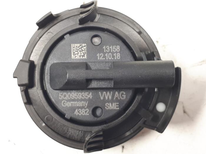 Airbag sensor from a Audi Q2 (GAB/GAG) 1.0 30 TFSI 12V 2018