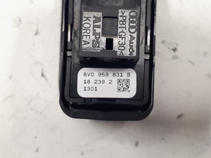 Interruptor del portón trasero de un Audi Q2 (GAB/GAG) 1.0 30 TFSI 12V 2018
