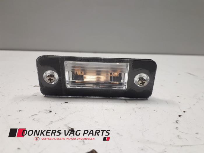 Nya Nummerskyltbelysning Audi A8 (D3) Pris € 23,87 Inklusive moms erbjuds av Donkers VAG Parts