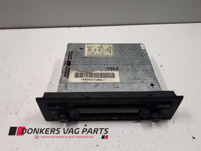 Używane Radio Audi A4 Avant (B6) 1.8 T 20V Cena € 60,00 Procedura marży oferowane przez Donkers VAG Parts