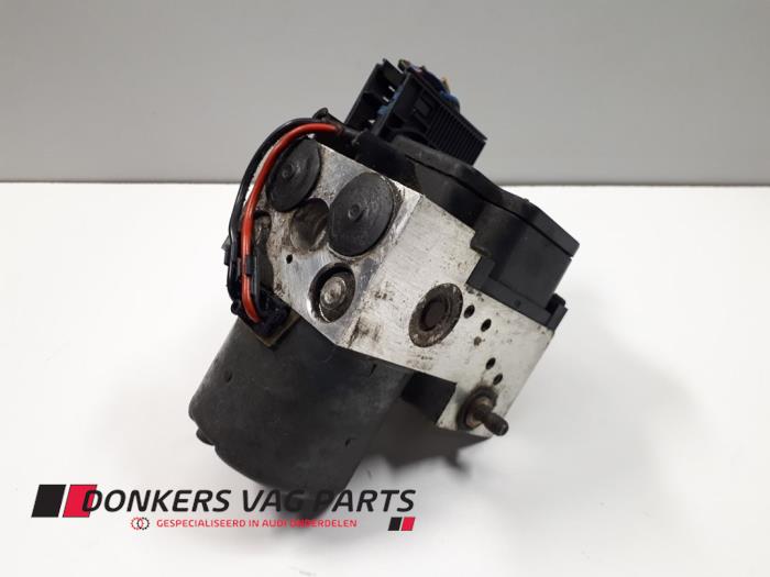 Begagnade ABS-pump Audi A8 (D2) Pris € 80,00 Marginaltabell erbjuds av Donkers VAG Parts