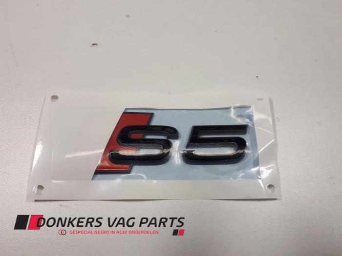 Neue Emblem Audi S5 (F53/F5P) Preis € 53,43 Mit Mehrwertsteuer angeboten von Donkers VAG Parts