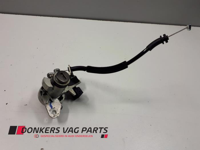Tailgate exterior lock
