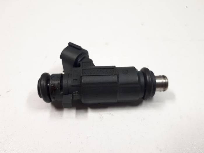 Injector (petrol injection) from a Audi S4 (B6) 4.2 V8 40V