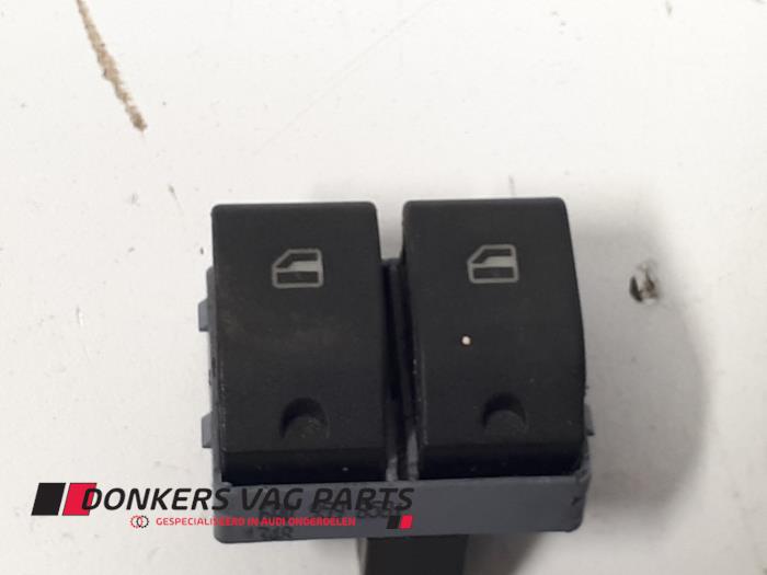 Używane Przelacznik combi okienny Volkswagen Polo IV (9N1/2/3) 1.4 16V Cena € 10,00 Procedura marży oferowane przez Donkers VAG Parts
