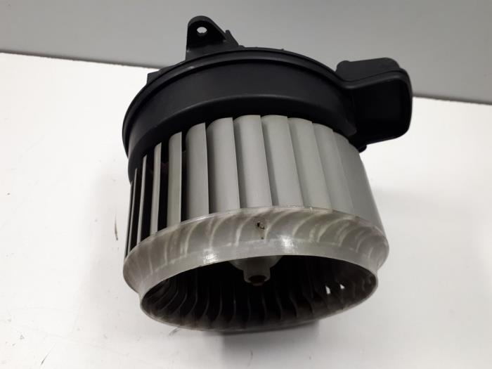 Heating and ventilation fan motor from a Audi A8 (D4) 4.2 TDI V8 32V Quattro 2017